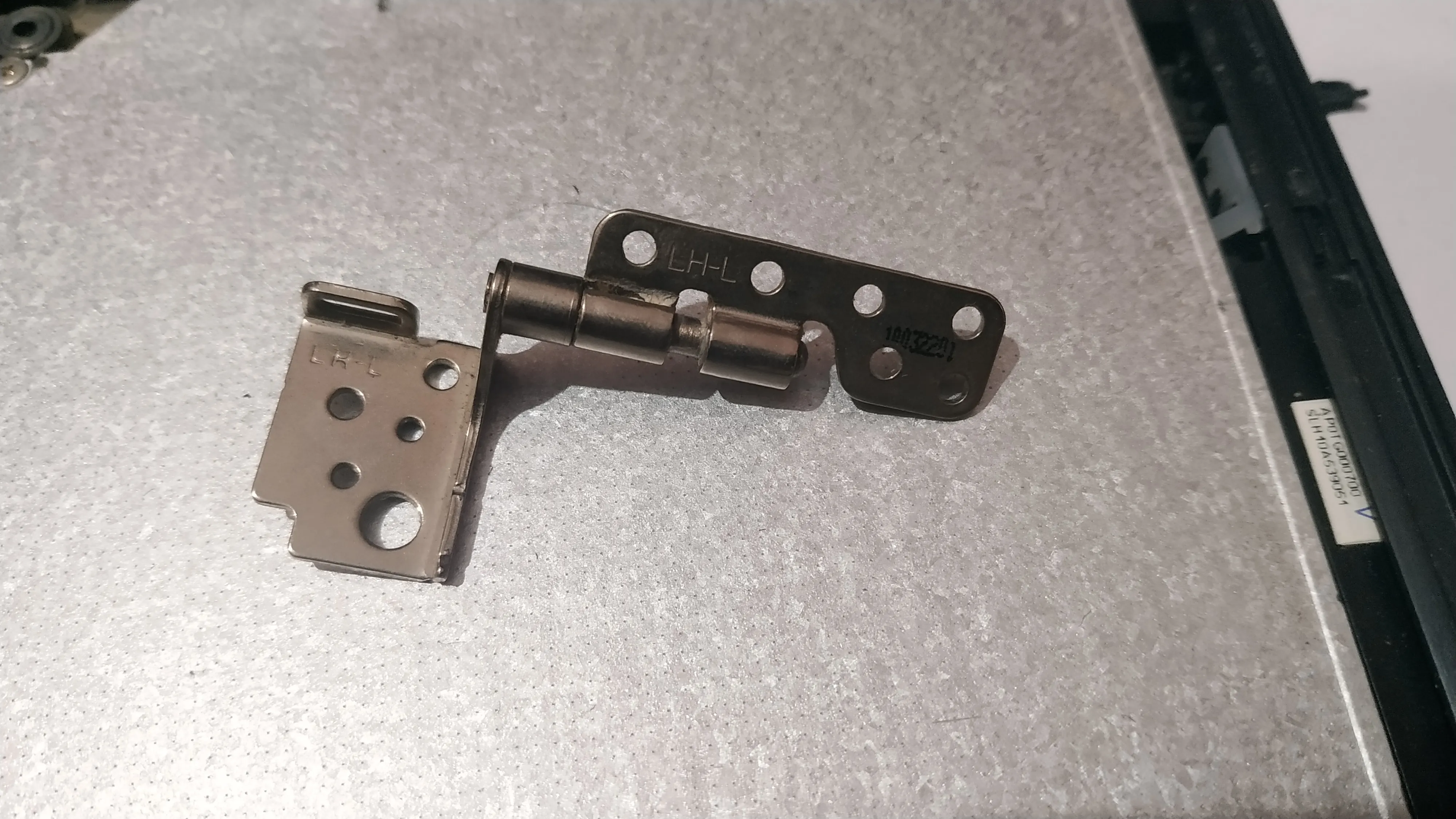 This is the hinge from another MSI laptop that I