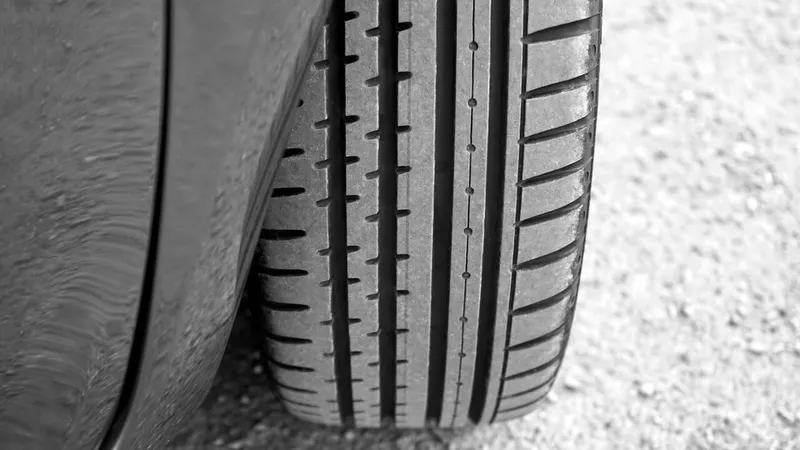 black-and-white-black-and-white-car-441103(1)
