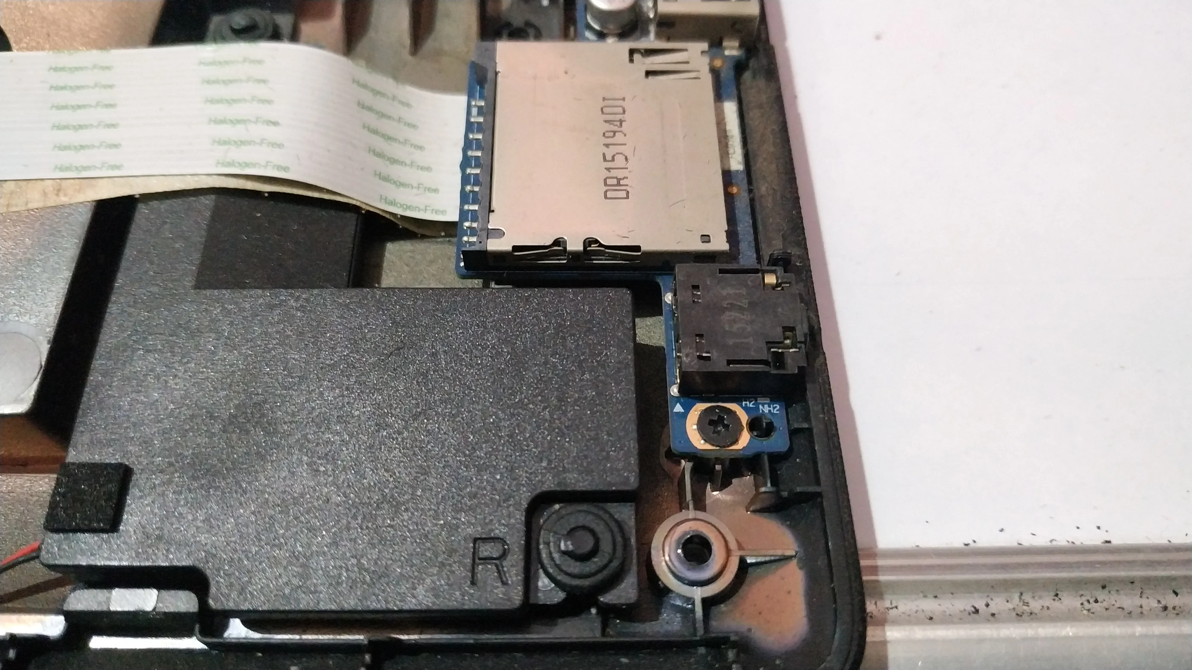 R = Right Speaker and the audio jack along with the MMC reader is seen