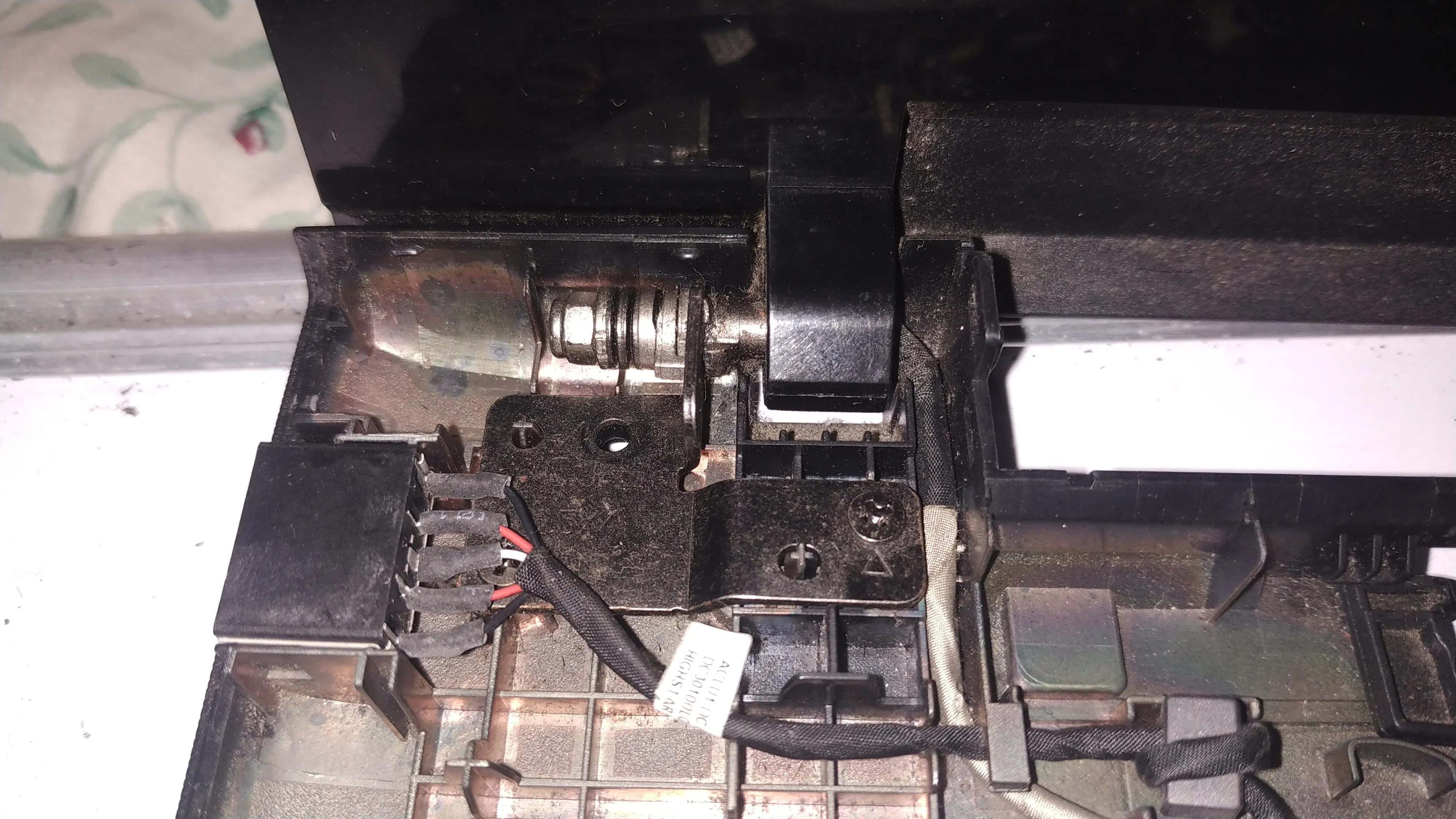 The hinge on the left that looked structurally different